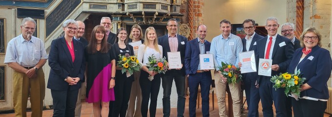 Gruppenbild mit Vertretern der für die Nachwuchsförderung ausgezeichneten Betriebe der Region