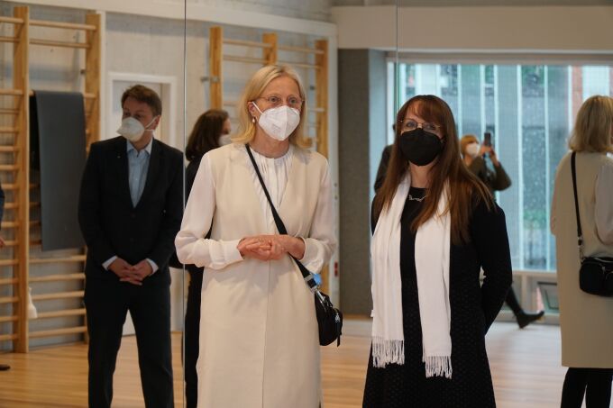 Finanzministerin Katrin Lange (r.) mit Filmuni-Präsidentin Susanne Stürmer 